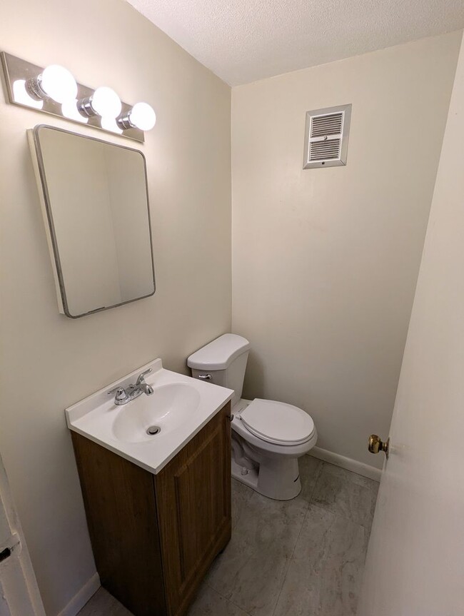 Building Photo - 3 Bedroom 1.5 Bathroom Fresh Renovation wi...