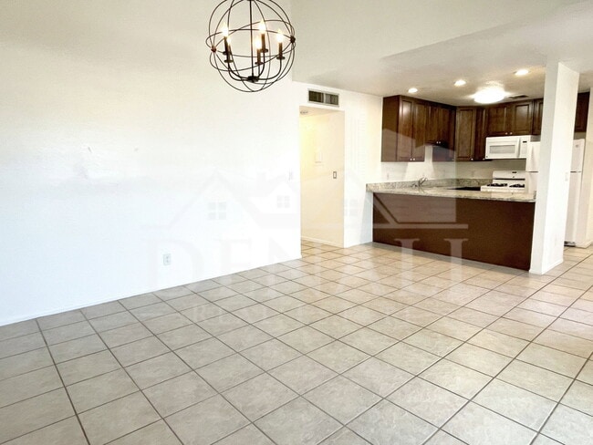 Building Photo - 822 S Langley Ave