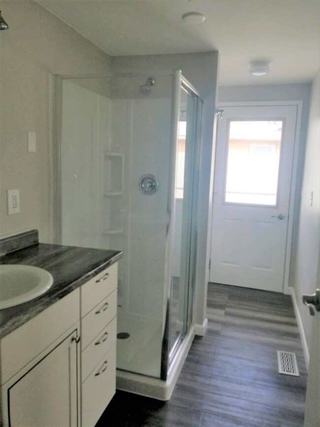 Building Photo - FURNISHED- 3 bed 2 bath single car detache...