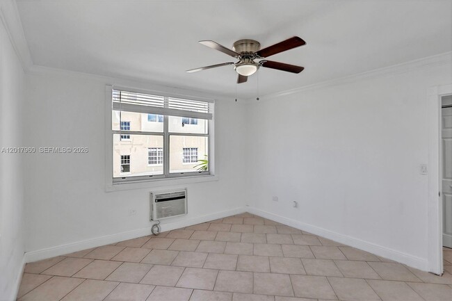 Building Photo - 713 Collins Ave