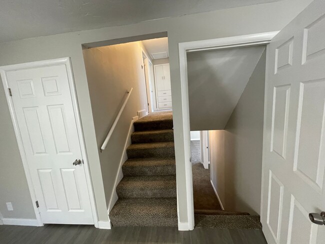 Building Photo - 4 Bed/1.5 Home Bath in Ogden