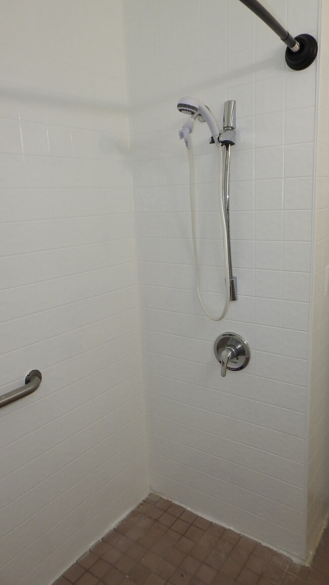 Building Photo - 4 bed 2 bath for Rent in Roeland Park, KS