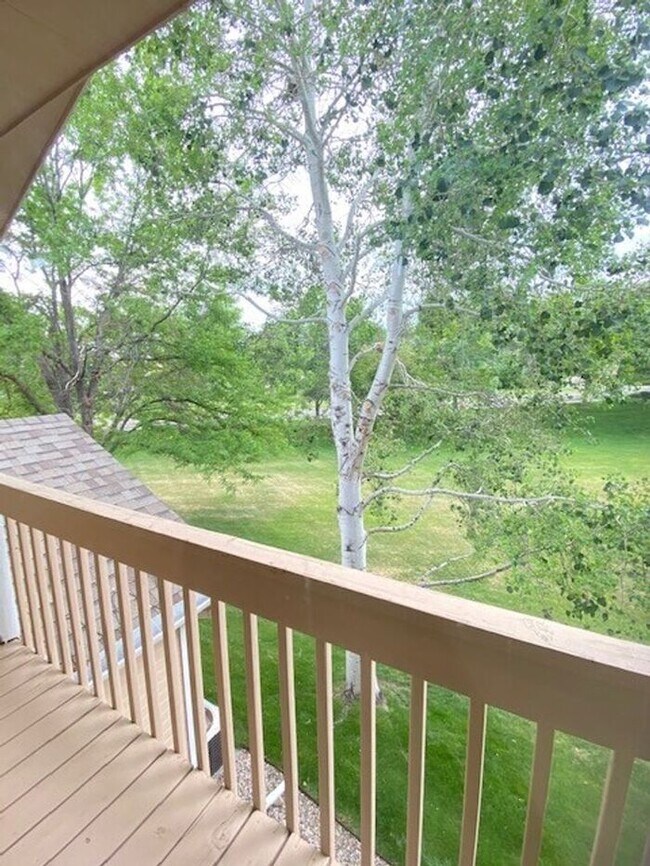 Building Photo - Large 3 Bedroom, 2.5 Bath Townhome with 2 car attached garage in Northwest Loveland, CO