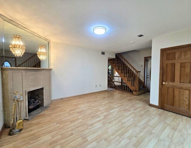 Building Photo - 911 80th St