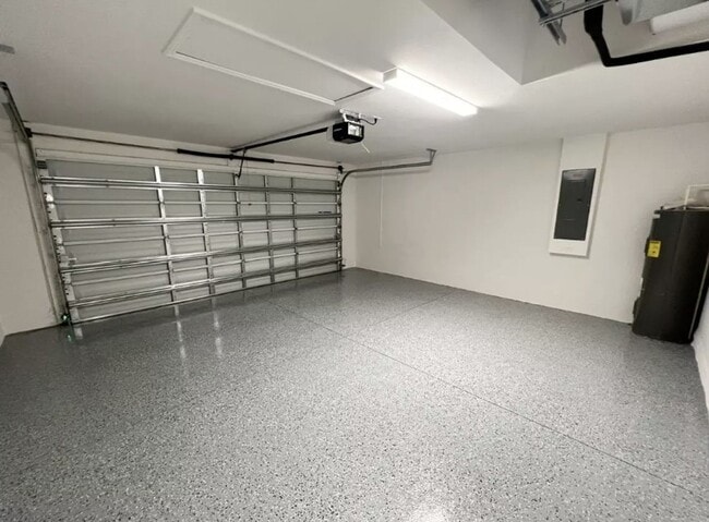 Building Photo - AVAILABLE NOW! 3 Bedroom + Den - 2 Bathroo...