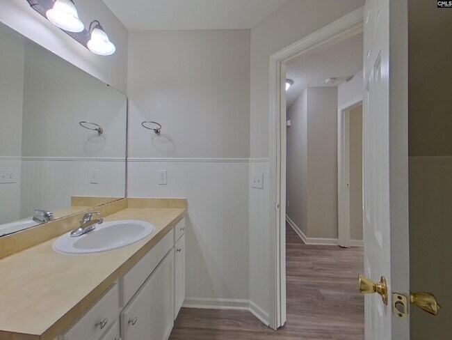 Building Photo - 608 Cottontail Ct N