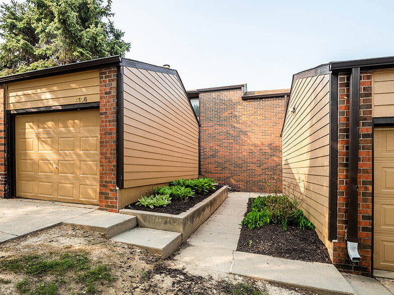 Townhomes with Garages - Country Estates