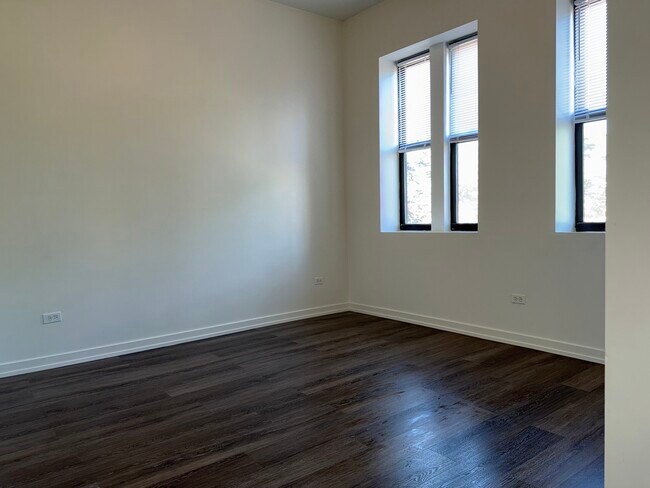 Building Photo - 5600 N Ridge Ave