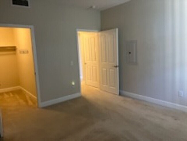 Building Photo - Epic REA - Great 1 BR/1 BA Condo w/Parking...