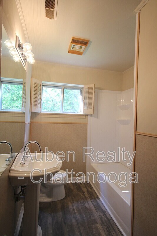 Building Photo - 1501 Akins Dr