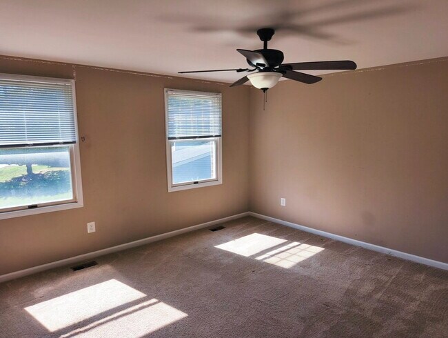 Building Photo - Inviting Townhome in Sterling with Spaciou...