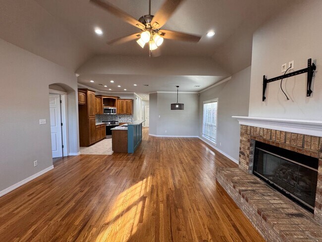 Building Photo - Immaculete 4 bedroom 2 bath in Jenks!