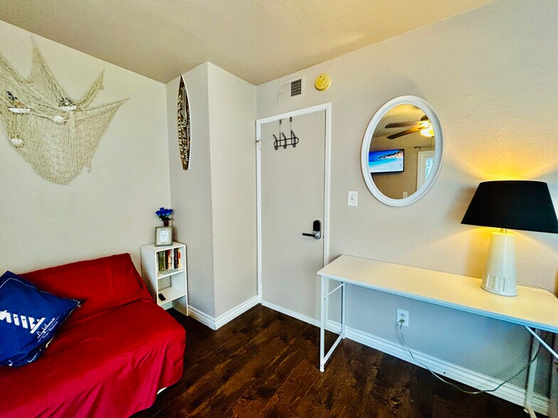 Building Photo - 604 17th St