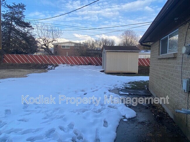 Building Photo - 768 N 150 W