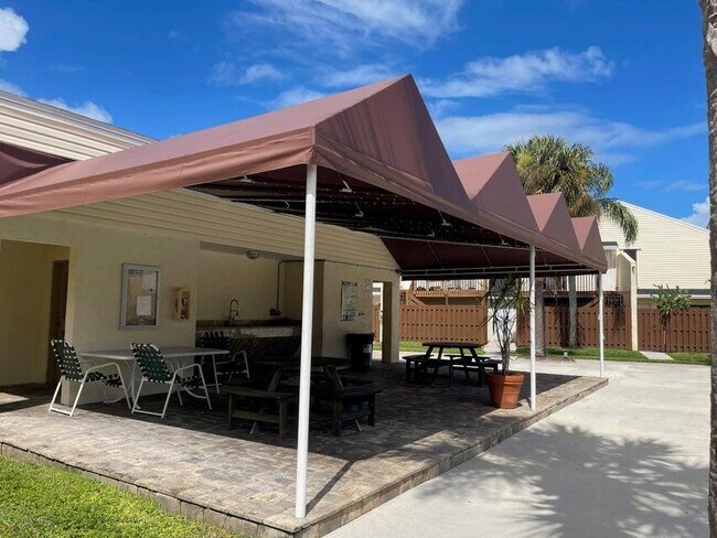 Building Photo - 641 Executive Center Dr