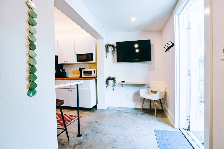 Building Photo - 6007 N Orange Blossom Ave