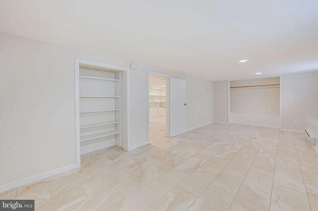 Building Photo - 2957 Strathmeade St