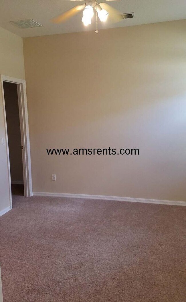 Building Photo - Spacious 5 bedroom home in Hunter Creek