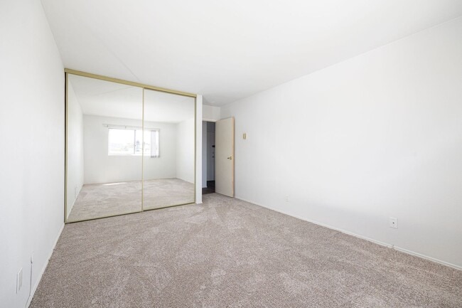 Building Photo - Pacific Beach condo now available, excellent location!