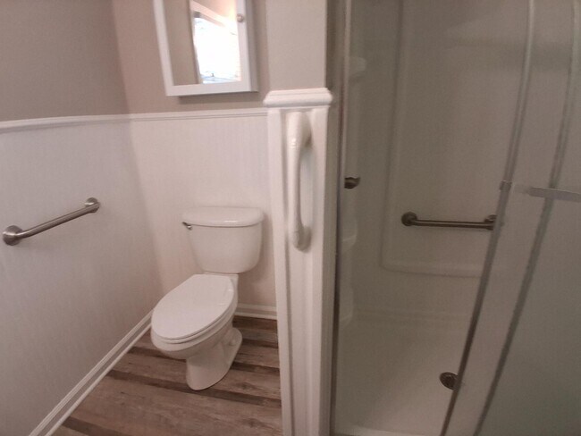 Building Photo - 1923 Woodmont Dr