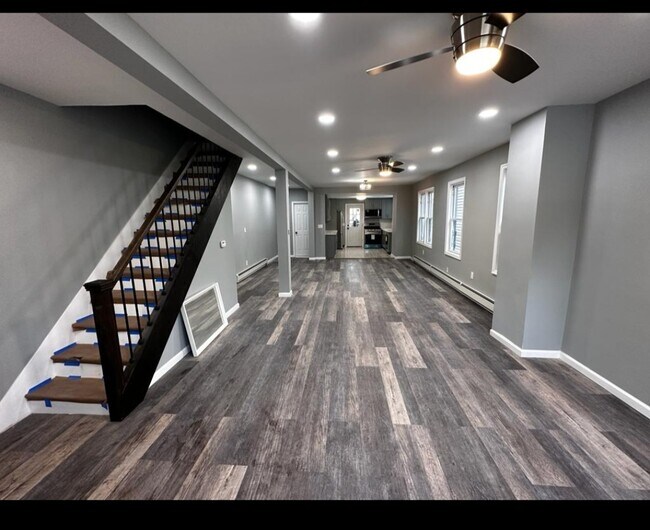 Building Photo - 132 Elm St