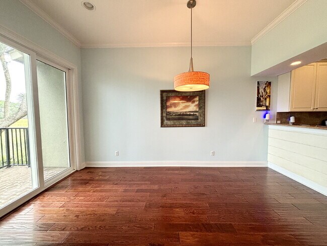 Building Photo - 3 Bedroom Townhouse W/ Sunset Water Views!