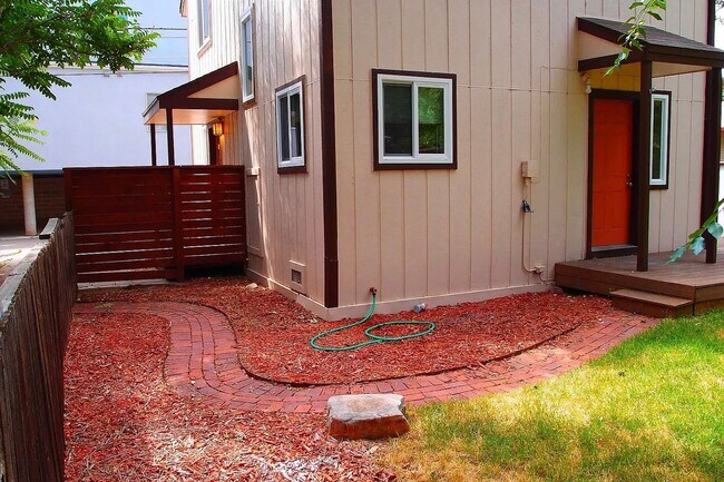 Building Photo - 2 Bedroom 1 Bathroom