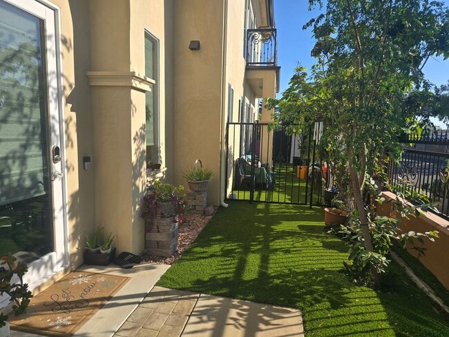 Building Photo - Fully Furnished 2 Bed, 2 Bath Townhome – 5...