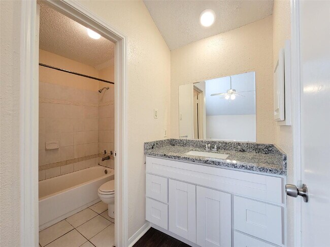 Building Photo - "Charming 3-Bed, 2-Bath Gem in Missouri City - Your Ideal Home Awaits!"