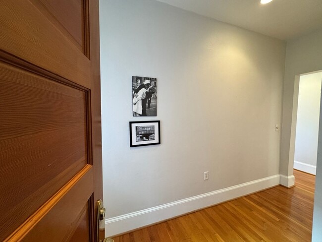 Building Photo - Amazing Garden-Style Condo Available NOW! ...