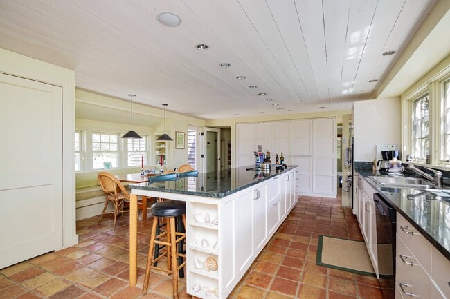 Building Photo - 27 Horseshoe Dr N