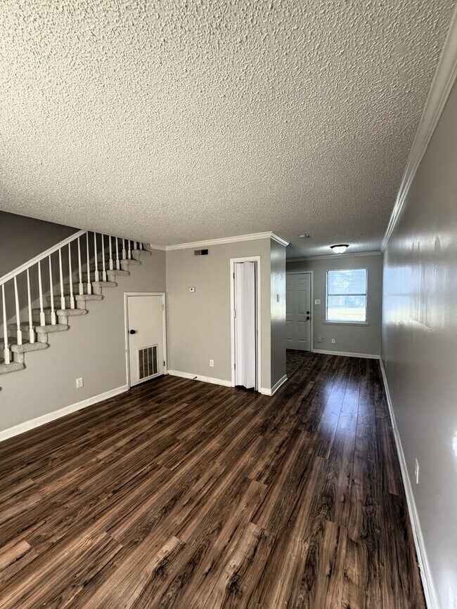 Building Photo - Move-In Special!! 1/2 Off First Month's Re...