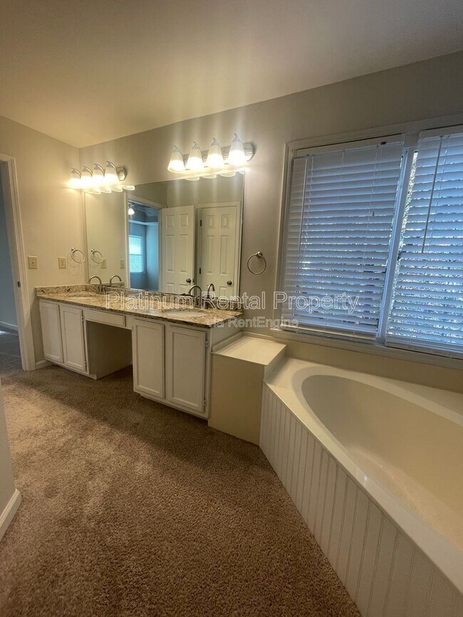 Building Photo - 940 Club Chase Ct