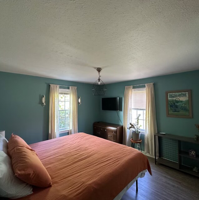 Building Photo - Charming 2-Bedroom Main-Floor Home with Fenced Yard & Utilities Included