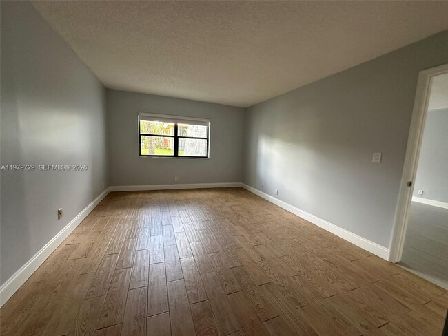 Building Photo - 200 Lakeview Dr