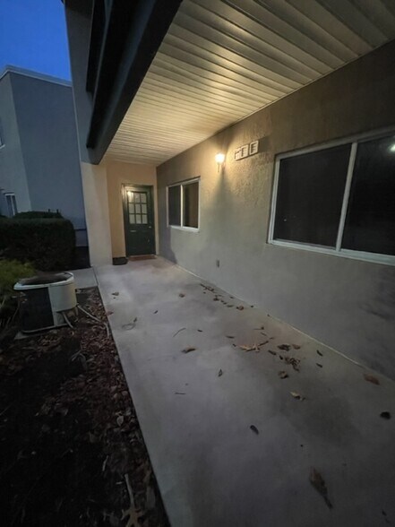 Private Entrance/Balcony - 31 Devereux St