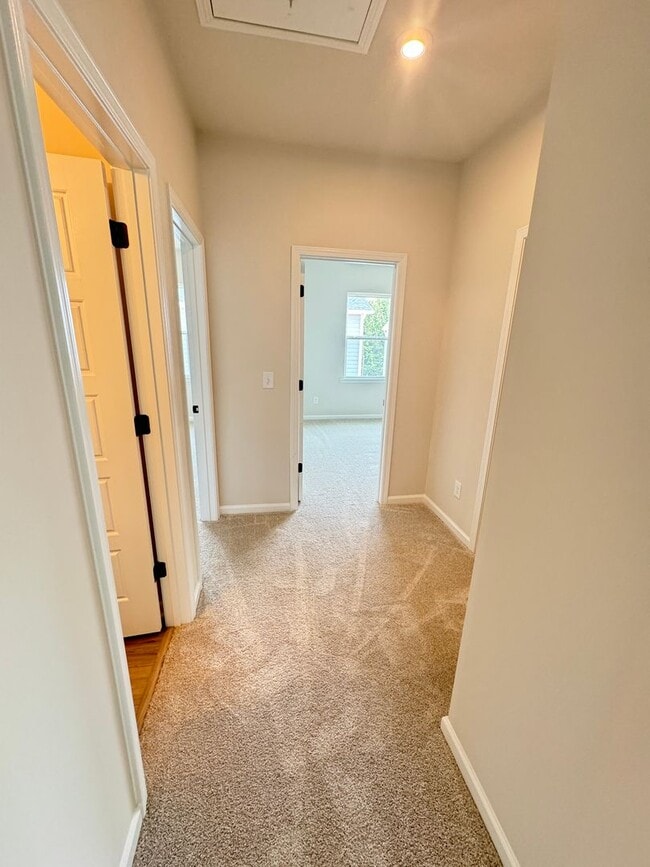 Building Photo - Built in 2024 End Unit with very convenien...