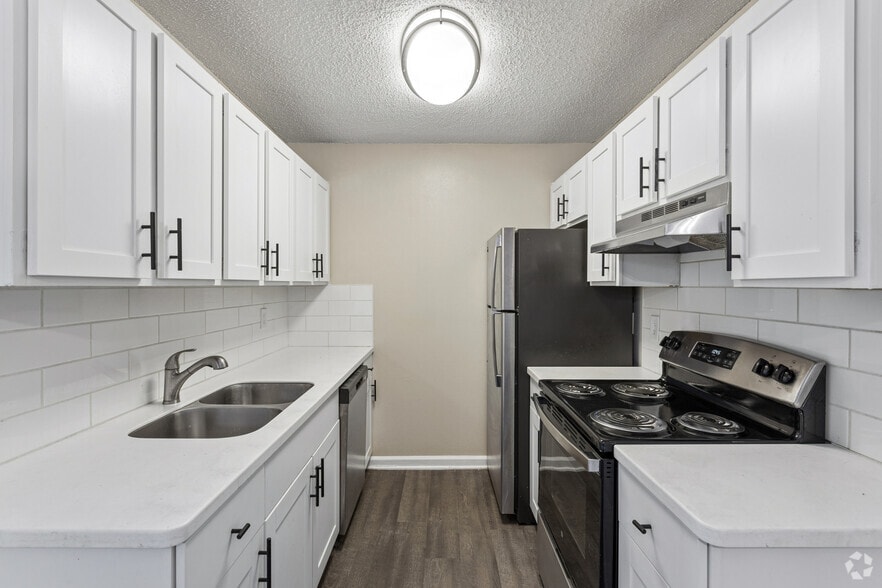 2BR, 2BA - 880SF - Kitchen - Park View Apartments