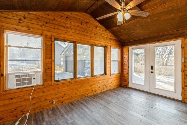 Building Photo - CHARMING RANCH!! 3 Bedroom, 2 Bath Home in Windsor Heights