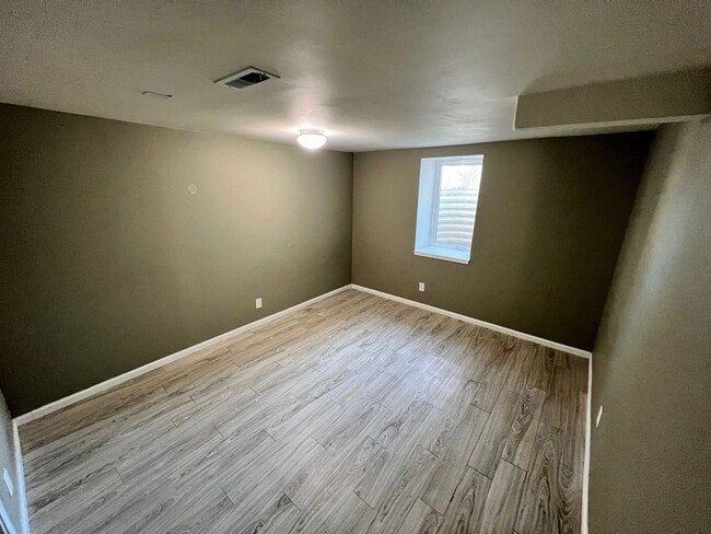 Building Photo - SINGLE FAMILY HOME W/LARGE FENCED YARD!