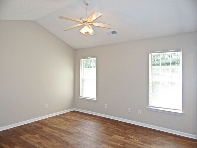 Building Photo - 657 Montgomery Dr