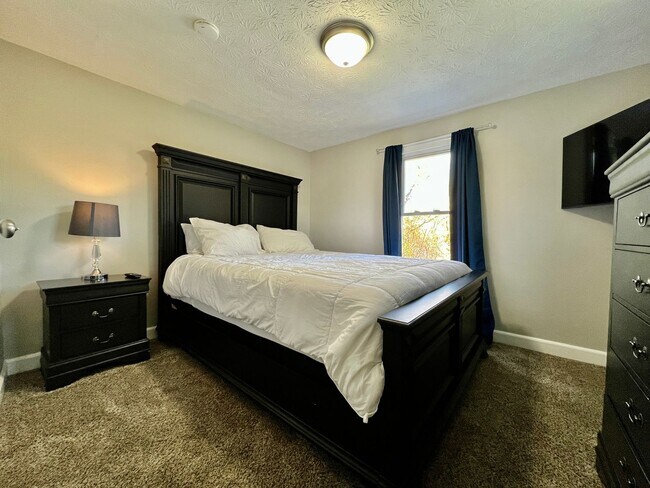 Building Photo - Beautiful 4 BDR Home - Near I-75