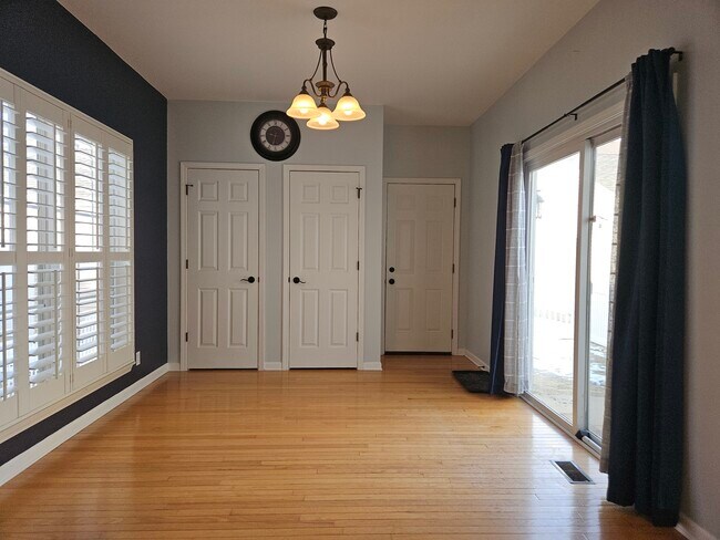 Building Photo - 0N312 Dooley Dr