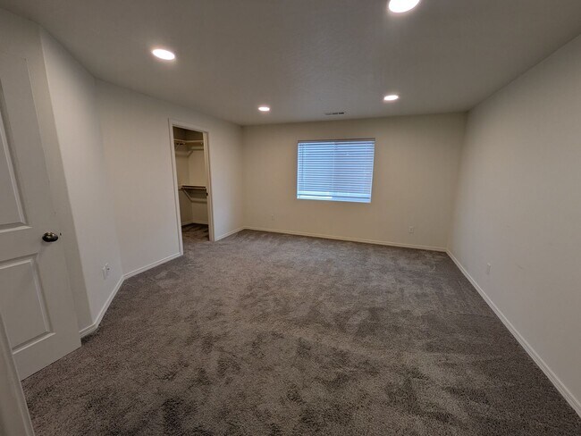 Building Photo - Brand New Townhome!