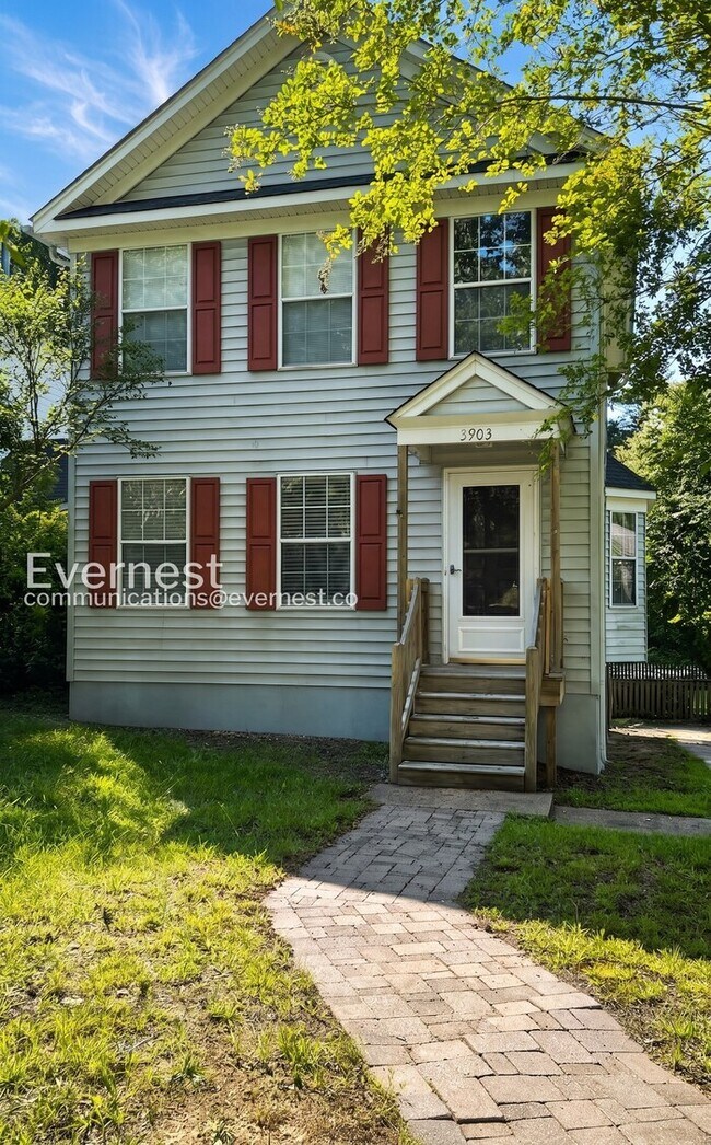 Building Photo - 3 Bed/1.5 Bath Home with Fenced Yard / Available Now!