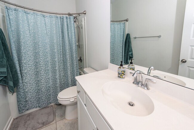Building Photo - 6 Bedroom 4.5 Bath in Limehouse Village - Summerville