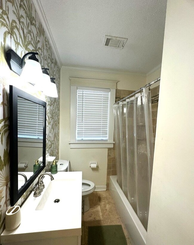 Building Photo - Beautiful 4 Bedroom Home Available