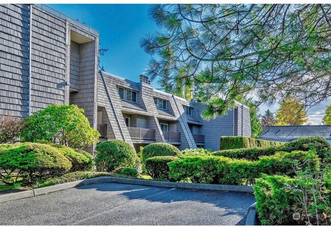 Building Photo - 3 Bed 2 Bathroom Edmonds Condo!