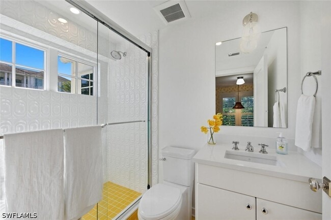 Building Photo - 92 10th Ave S