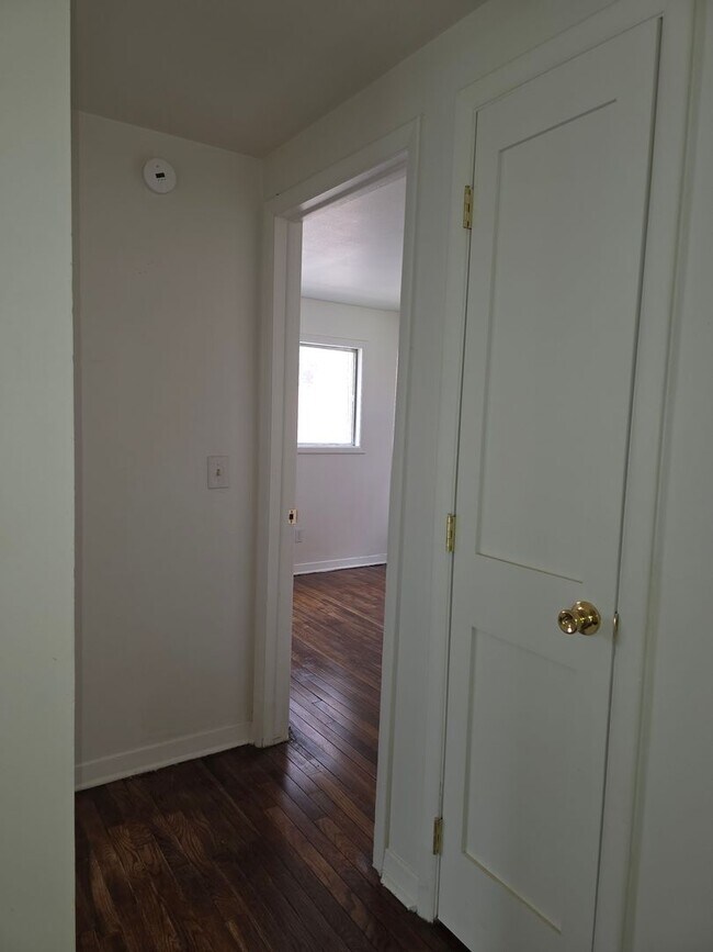 Building Photo - 2 bedroom upper